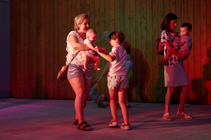 Gorąca, letnia finałówka czyli gorące rytmy do tańca na koniec lata - uczestnicy potańcówki na parkiecie.