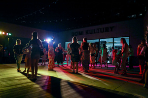 Gorąca, letnia finałówka czyli gorące rytmy do tańca na koniec lata - uczestnicy potańcówki na parkiecie.