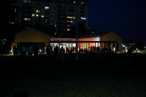 Gorąca, letnia finałówka czyli gorące rytmy do tańca na koniec lata - uczestnicy potańcówki na parkiecie.