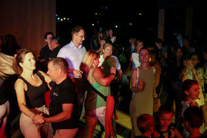 Gorąca, letnia finałówka czyli gorące rytmy do tańca na koniec lata - uczestnicy potańcówki na parkiecie.