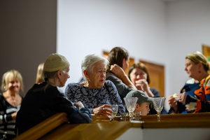 Galeria TCK - Publiczność wernisażu podczas rozmów już po otwarciu