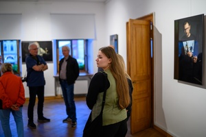 Wystawa: Oni - Publiczność oglądająca fotografie na wystawie.