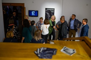 Wystawa: Dwoistość - Publiczność wchodząca do Galerii TCK