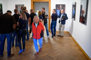 Wystawa: Oni - Publiczność oglądająca fotografie na wystawie.