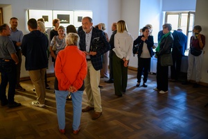 Wystawa: Dwoistość - Publiczność oglądająca fotografie na wystawie.