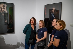 Wystawa: Oni - Publiczność oglądająca fotografie na wystawie.