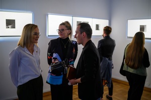 Wystawa: Dwoistość - Publiczność oglądająca fotografie na wystawie.