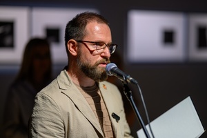 Wystawa: Dwoistość - Marcin Dąbek przemawiający podczas otwarcia