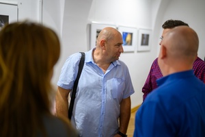 Wystawa: Tak daleko tak blisko - Publiczność oglądająca fotografie na wystawie