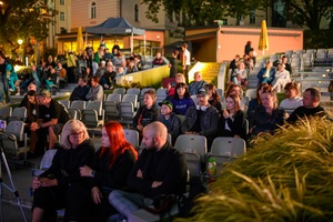 Koncert: Bored Students Orchestra - Amfiteatralna publiczność w oczekiwaniu na koncert