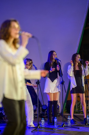 Koncert: Bored Students Orchestra - Na scenie solistki Bored Students Orchestra