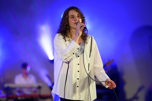 Koncert: Bored Students Orchestra - Na scenie śpiewająca Karolina Gardian