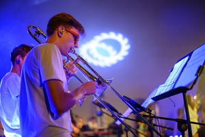 Koncert: Bored Students Orchestra - Na scenie grający na puzonie Tomasz Pinas