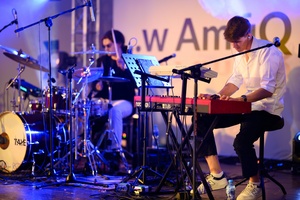 Koncert: Bored Students Orchestra - Na scenie grający na klawiszach Alex Brighton i na perkusji Tymon Łuszcz