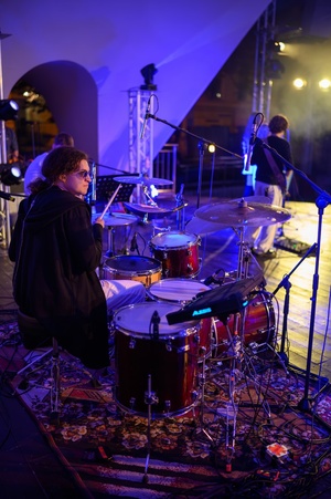 Koncert: Bored Students Orchestra - Na pierwszym planie perkusista i koordynator Bored Students Orchestra Tymon Łuszcz