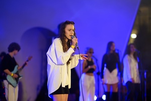 Koncert: Bored Students Orchestra - Na scenie śpiewająca Łucja Kania