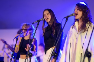 Koncert: Bored Students Orchestra - Na scenie śpiewające solistki Bored Students Orchestra. Od lewej: Zofia Olszewska, Julia Kanis, Karolina Gardian