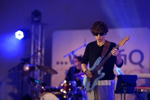 Koncert: Bored Students Orchestra - Na scenie grający na gitarze Mikołaj Skórka