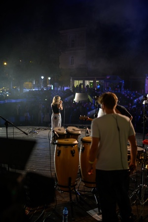 Koncert: Bored Students Orchestra - Na pierwszym planie perkusjonista Karol Szabłowski