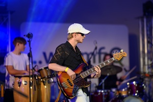 Koncert: Bored Students Orchestra - Na scenie grający basista Szymon Jarmuła