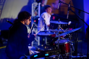 Koncert: Bored Students Orchestra - Na pierwszym planie perkusista i koordynator Bored Students Orchestra Tymon Łuszcz