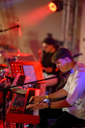 Koncert: Bored Students Orchestra - Na scenie grający na klawiszach Alex Brighton i na perkusji Tymon Łuszcz