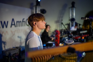 Koncert: Bored Students Orchestra - Na pierwszym planie perkusjonista Karol Szabłowski