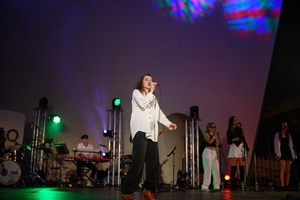 Koncert: Bored Students Orchestra - Na scenie śpiewająca solistka Karolina Gardian