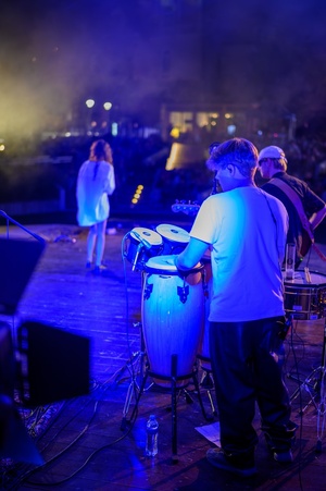 Koncert: Bored Students Orchestra - Na pierwszym planie perkusjonista Karol Szabłowski