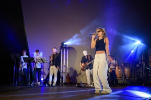 Koncert: Bored Students Orchestra - Na scenie Bored Students Orchestra, na pierwszym planie solistka Zofia Olszewska