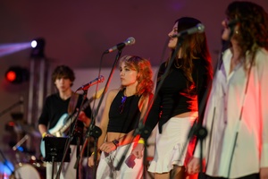 Koncert: Bored Students Orchestra - Na scenie solistki Bored Students Orchestra