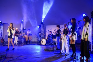 Koncert: Bored Students Orchestra - Na scenie śpiewające solistki Bored Students Orchestra
