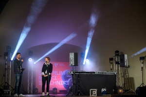 3. Festiwal Nauki i Techniki: electro set Sarapata i pokaz laserowy - Na scenie konferansjer Sebastian Szafarz i Joanna Babula, kierownik Pasażu Odkryć, zapraszający na koncert