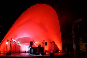 3. Festiwal Nauki i Techniki: electro set Sarapata i pokaz laserowy - Na amfiteatralnej scenie duet Sarapata wykonujący swoją muzykę elektroniczna