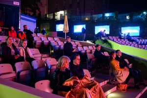 3. Festiwal Nauki i Techniki: electro set Sarapata i pokaz laserowy - Amfiteatralna publiczność podczas koncertu