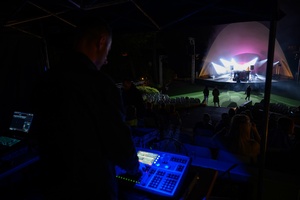 3. Festiwal Nauki i Techniki: electro set Sarapata i pokaz laserowy - Na pierwszym planie stanowisko oświetleniowca koncertu, w tle na scenie Sarapata