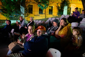 3. Festiwal Nauki i Techniki: electro set Sarapata i pokaz laserowy - Amfiteatralna publiczność podczas koncertu