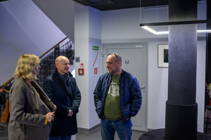 100 lat Marzenia: Wernisaż wystawy „Marzenie (nie)oczywiste” - Uczestnicy wernisażu w holu kina Marzenie