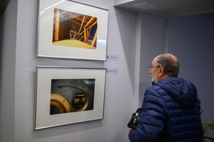 100 lat Marzenia: Wernisaż wystawy „Marzenie (nie)oczywiste” - Publiczność oglądająca fotografie na wystawie.