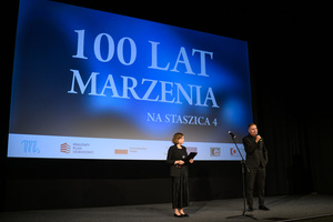 100 lat Marzenia: Wernisaż wystawy „Marzenie (nie)oczywiste” - Wernisaż wystawy „Marzenie (nie)oczywiste” - na scenie dyrektor TCK - Tomasz Kapturkiewicz