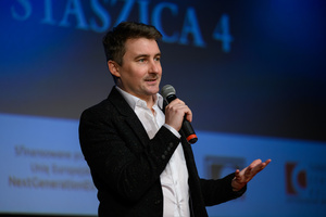 100 lat kina M. - Spotkanie ze Stanisławem Janickim oraz projekcja filmu niemego „Codzienne marzenia” - Kuba Armata na scenie kina Marzenie