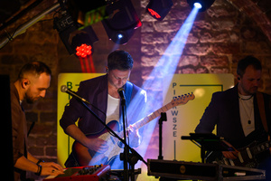 Koncert: BIOS - Piotr Bogutyn podczas koncertu zespołu BIOS