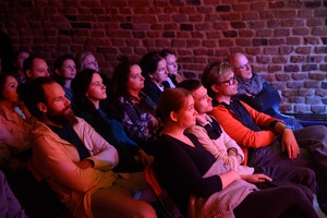 Jazzowa jesień: Grzech Piotrowski - Publiczność podczas koncertu Grzecha Piotrowskiego w tarnowskich Piwnicach TCK