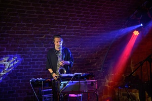 Jazzowa jesień: Grzech Piotrowski - Grzech Piotrowski na scenie tarnowskich Piwnic TCK