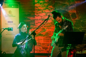 Jazzowa jesień: Grzech Piotrowski - Od lewej Tamara Behler oraz Shachar Elnatan na scenie tarnowskich Piwnic TCK