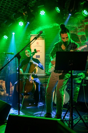 Jazzowa jesień: Grzech Piotrowski - Od lewej Tamara Behler oraz Shachar Elnatan na scenie tarnowskich Piwnic TCK