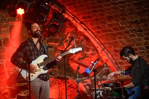 Jazzowa jesień: Grzech Piotrowski - Od lewej Shachar Elnatan oraz Péter Somos na scenie tarnowskich Piwnic TCK