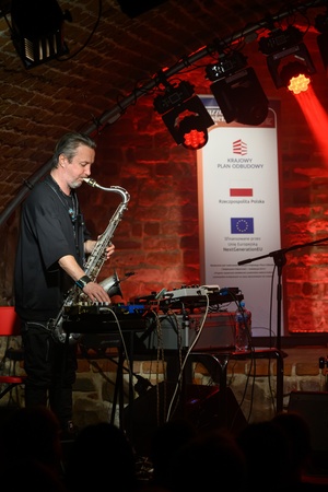Jazzowa jesień: Grzech Piotrowski - Grzech Piotrowski na scenie tarnowskich Piwnic TCK