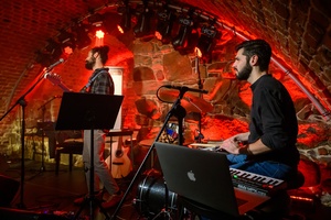 Jazzowa jesień: Grzech Piotrowski - Od lewej Shachar Elnatan oraz Péter Somos na scenie tarnowskich Piwnic TCK