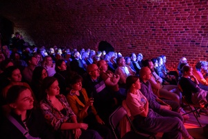 Jazzowa jesień: Grzech Piotrowski - Publiczność podczas koncertu Grzecha Piotrowskiego w tarnowskich Piwnicach TCK